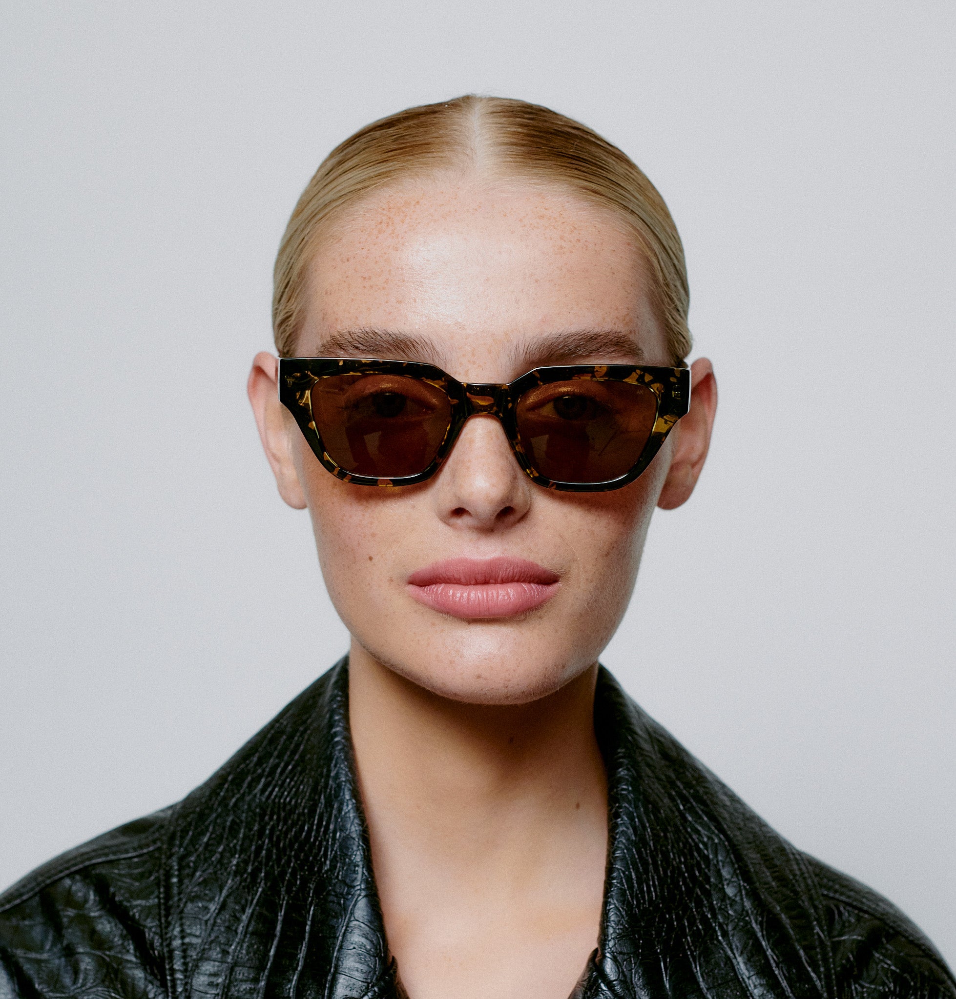 A.KJAERBEDE - Sonnenbrille "Kaws" 2310-003 Black / Yellow Tortoise