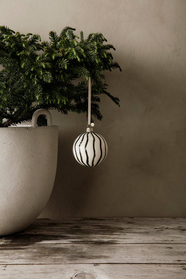 FERM LIVING - Christbaumkugel "Glass Ornaments Lines" 4er Set Green