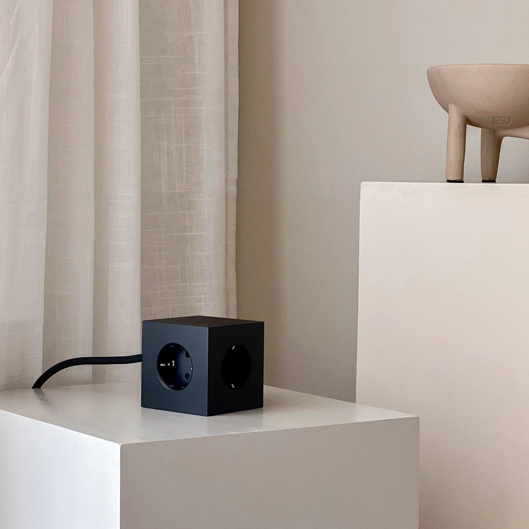 AVOLT - Steckdosenleiste "Square 1" USB + Magnet Black