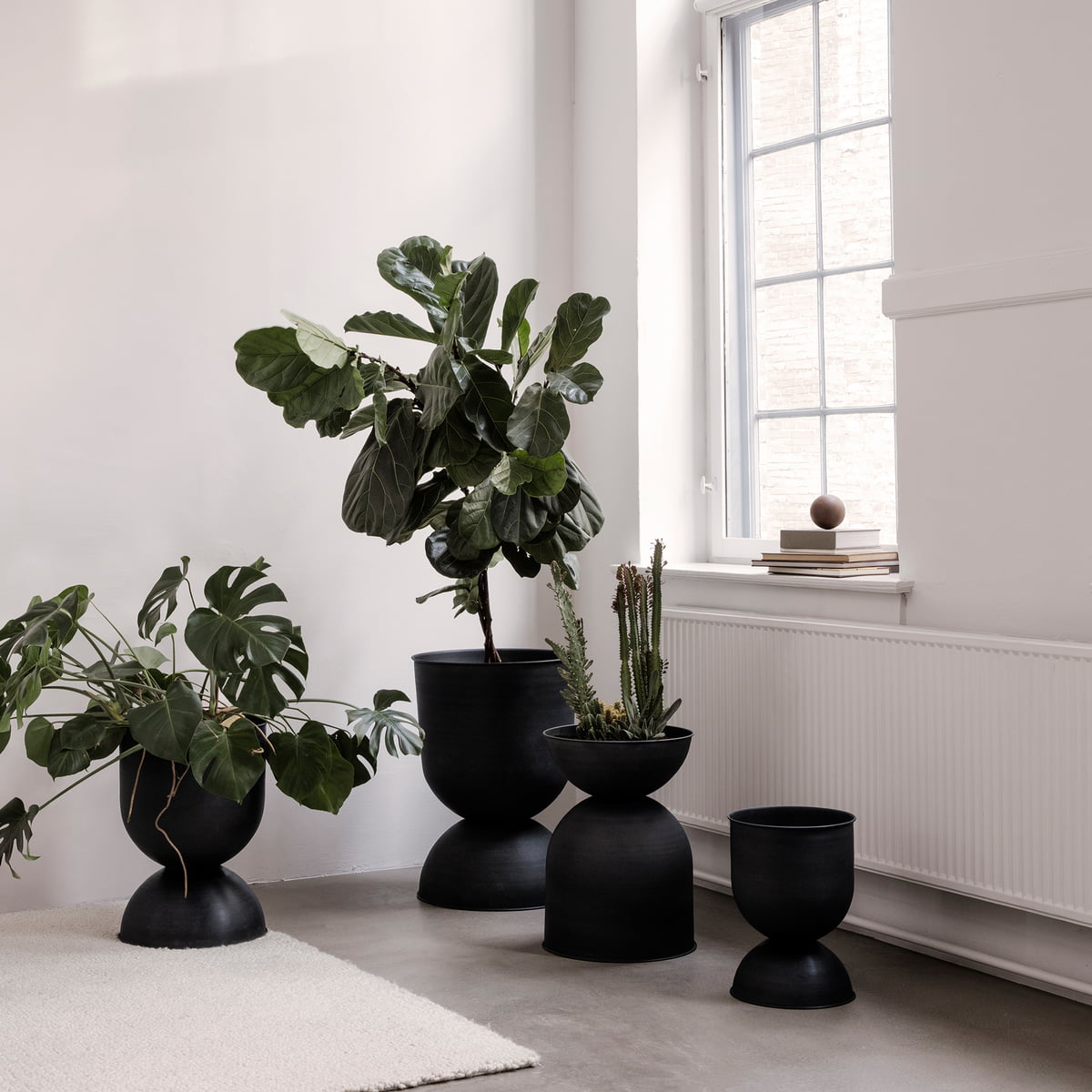 FERM LIVING - Blumentopf "Hourglass Pot" Schwarz XS -  - No59 Conceptstore Cologne