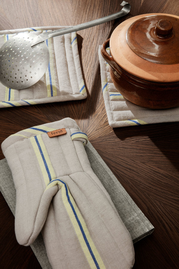 FERM LIVING - Ofenhandschuh "Hale Oven Mitt" Oyster/Lemon/Bright Blue